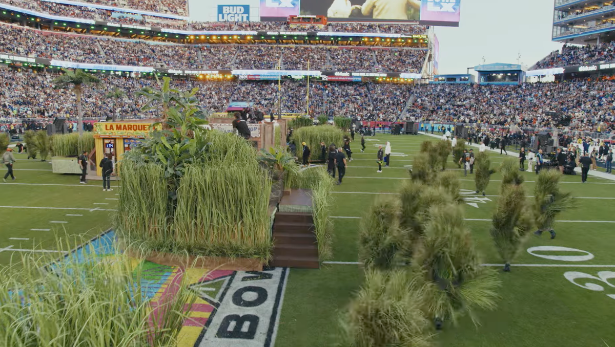 El espectáculo de medio tiempo transformó el Levi's Stadium en un vibrante paisaje de inspiración puertorriqueña con una casa de vecindario, una camioneta antigua, una escena de boda, vendedores ambulantes y cientos de artistas. 