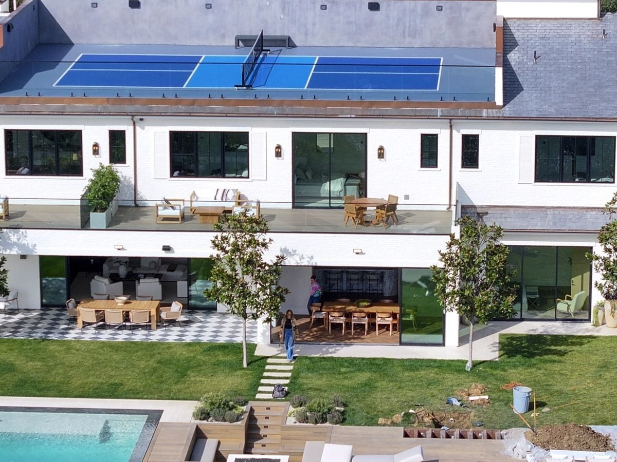Jennifer Lopez toured a stunning 8 million home, in Brentwood while house hunting after filing her divorce with Ben Affleck