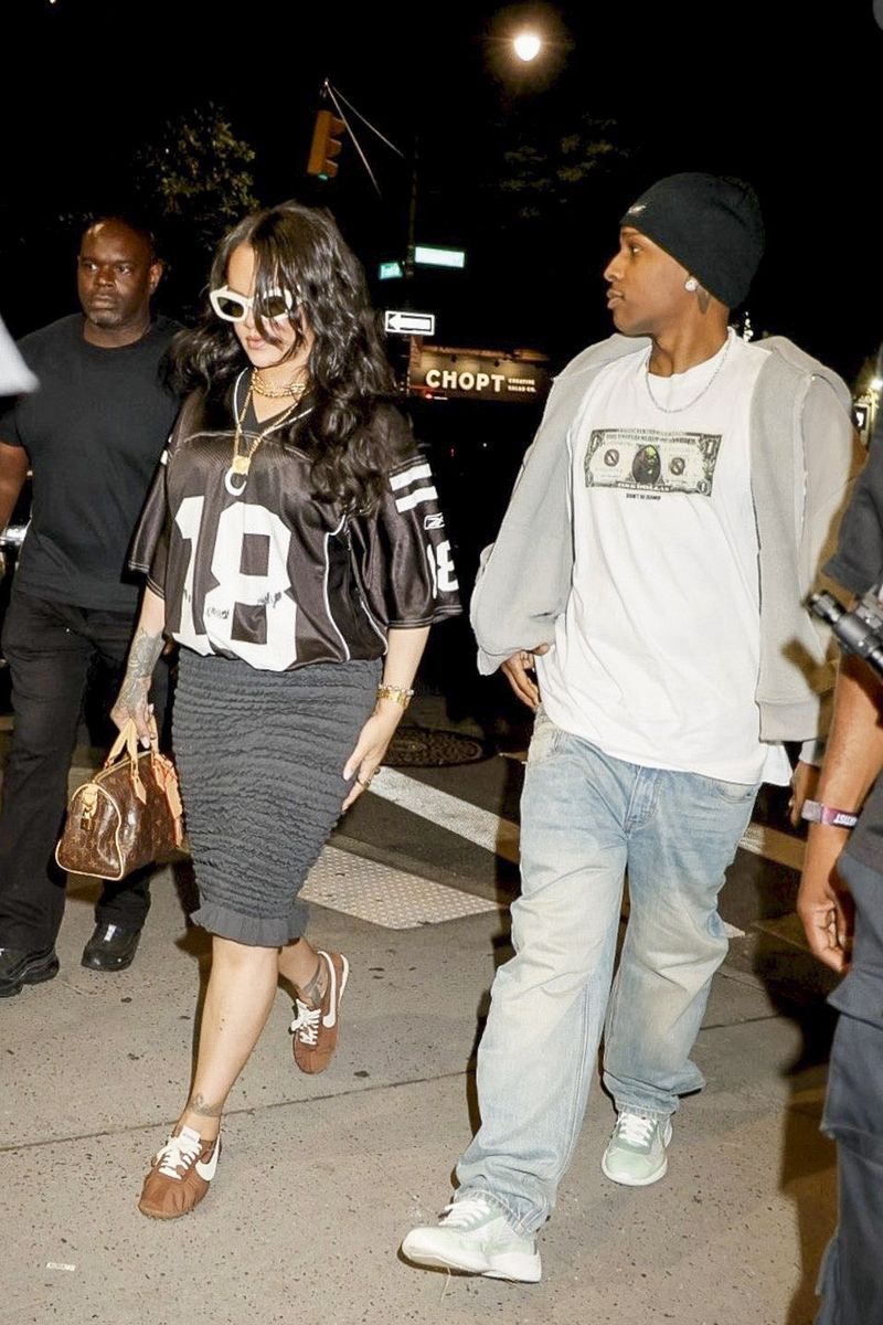 Photo © 2026 Backgrid/The Grosby Group
EXCLUSIVE
New York, NY 7 JUNE 2026
Rihanna was seen returning to the Four Seasons Hotel in New York City after attending A Rockys performance at the Governors Ball Music Festival.
Earlier in the evening, Rihanna and A Rocky were also spotted enjoying time together at Benvenuto Café in New York City. The couple appeared relaxed and in good spirits as they continued their night out before heading back to their hotel following the festival appearance.****
Rihanna fue vista regresando al hotel Four Seasons Hotel New York Downtown después de asistir a la presentación de A Rocky en el Governors Ball Music Festival.
Más temprano en la noche, Rihanna y A Rocky también fueron vistos disfrutando de tiempo juntos en Benvenuto Café. La pareja parecía relajada y de buen ánimo mientras continuaba su salida nocturna antes de regresar a su hotel tras su aparición en el festival.