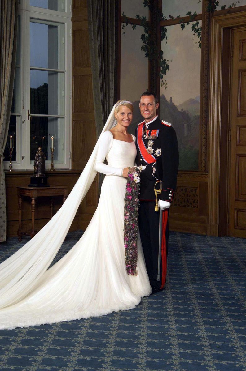 His Royal Highness Norwegian Crown Prince Haakon and Princess Mette-Marit pose for the photographers following the wedding ceremony at Oslo cathedral 25 August 2001.