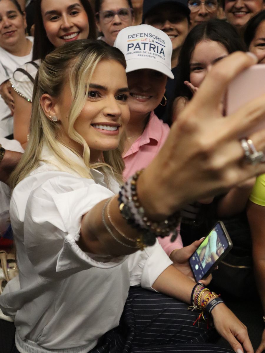 In addition to her business career, Pineda has accompanied De la Espriella at campaign events across Colombia.