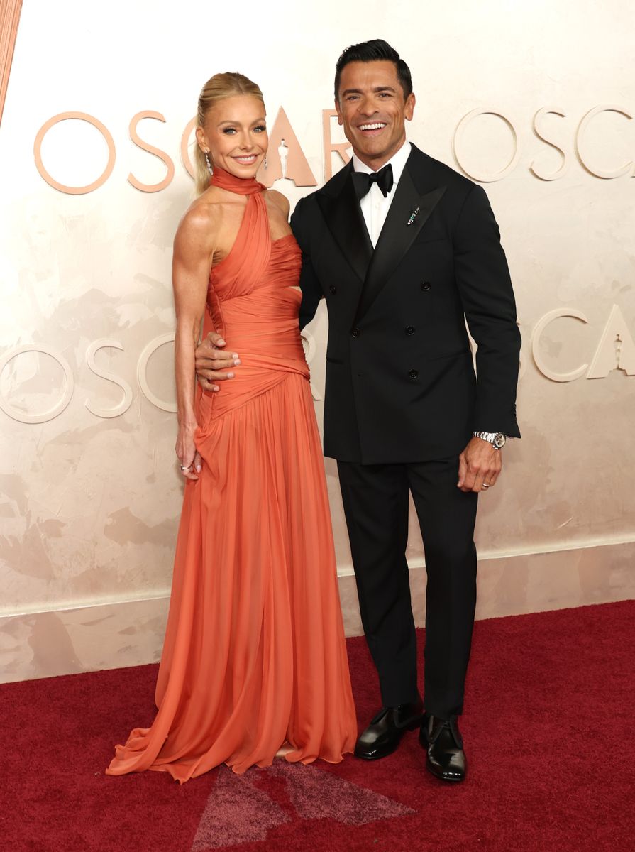 HOLLYWOOD, CALIFORNIA - MARCH 02: (L-R) Kelly Ripa and  Mark Consuelos attend the 97th Annual Oscars at Dolby Theatre on March 02, 2025 in Hollywood, California. (Photo by Kevin Mazur/Kevin Mazur/Getty Images) 