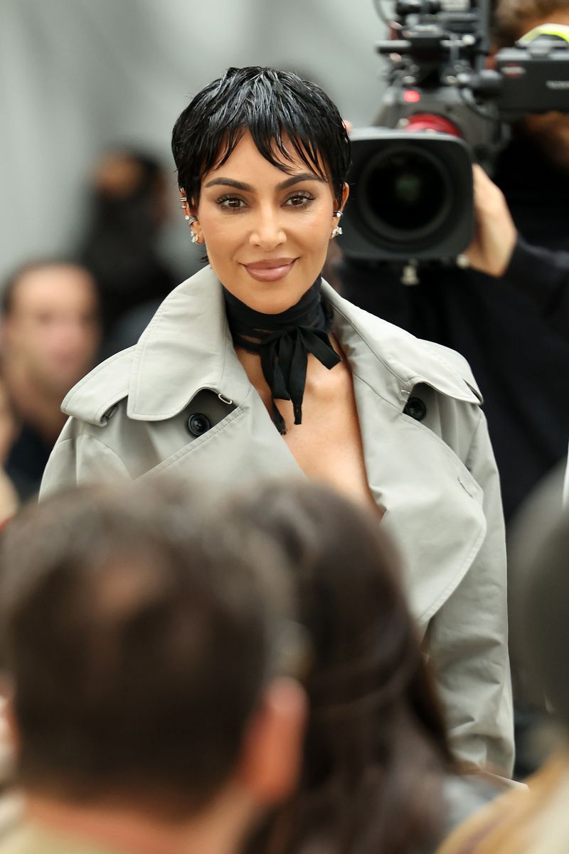 The outfit exuded a retro, almost Hitchcockian vibe, looking sharp, cinematic, and timeless. 