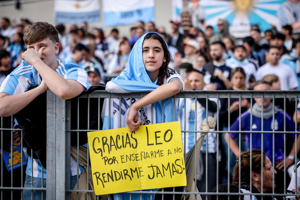  Argentina fan show a poster with the legend "Thank you, Leo, for teaching me to never give up" prior to the match between Argentina and Benin international friendly match