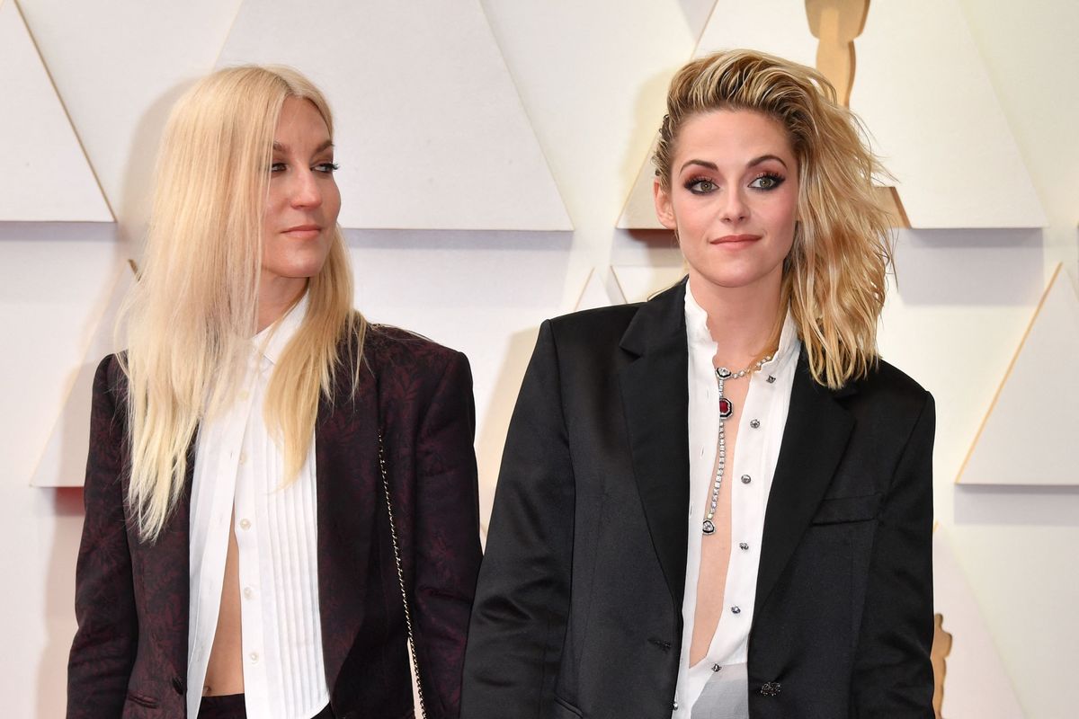 US actress Kristen Stewart (R) and fiancee Dylan Meyer attends the 94th Oscars at the Dolby Theatre in Hollywood, California on March 27, 2022. (Photo by ANGELA  WEISS / AFP) (Photo by ANGELA  WEISS/AFP via Getty Images)