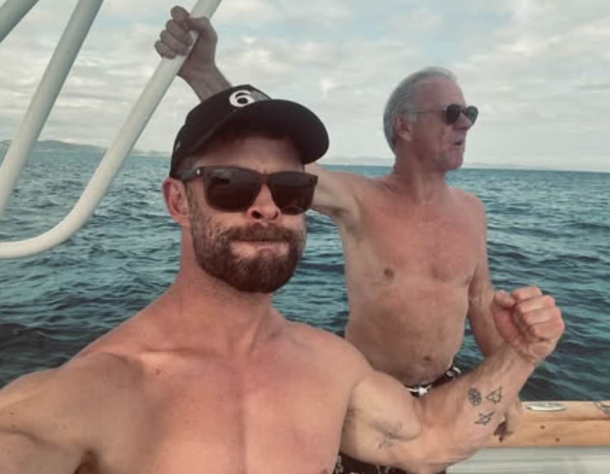 Hemsworth and his father Craig flexed their muscles for the camera