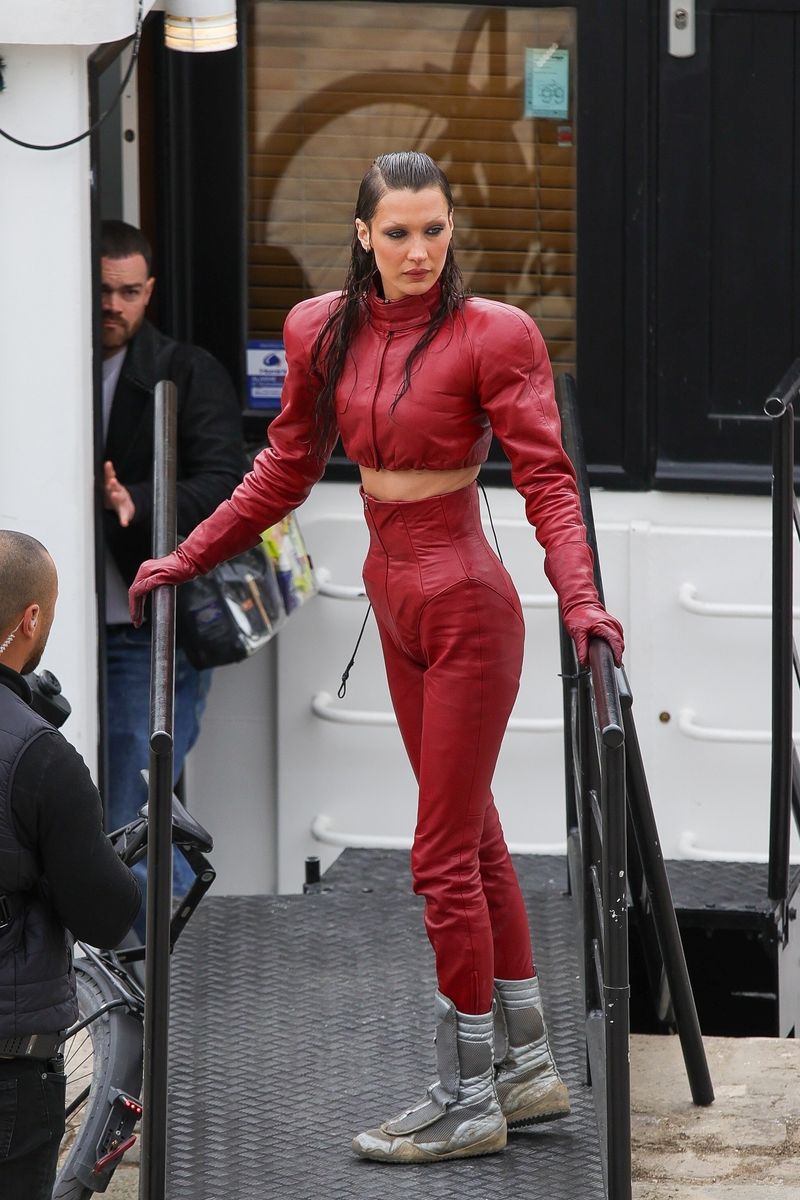 

After the model's stunt scene in the motorcycle accident, Bella Hadid reprises her role with a very serious leg injury while filming a scene for the series "The Beauty" in Paris.