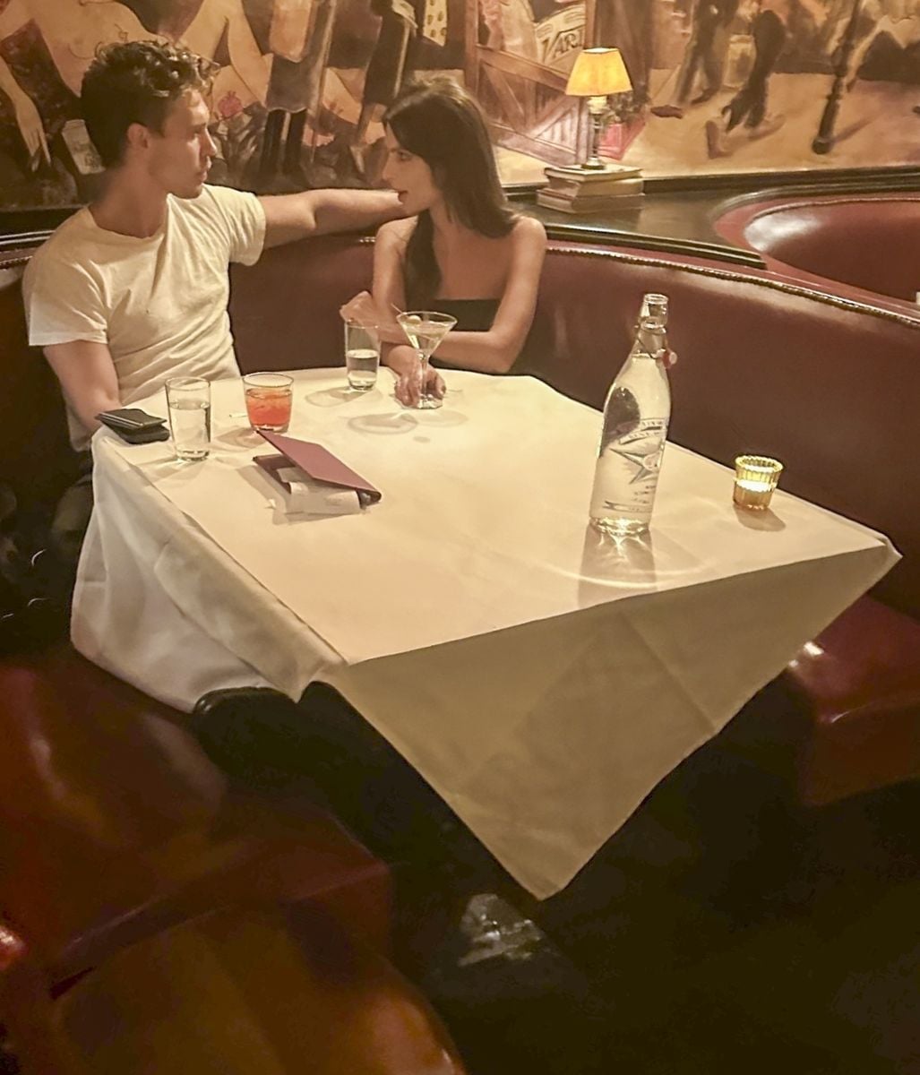 Emrata sipped on a martini while he enjoyed whiskey 