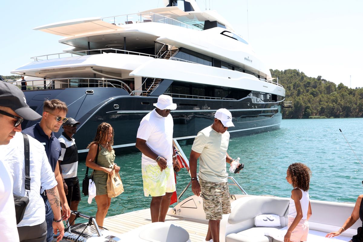 Their presence in Skradin attracted significant attention from both locals and tourists, many of whom recognized the famous athlete as he explored the picturesque Dalmatian town. 