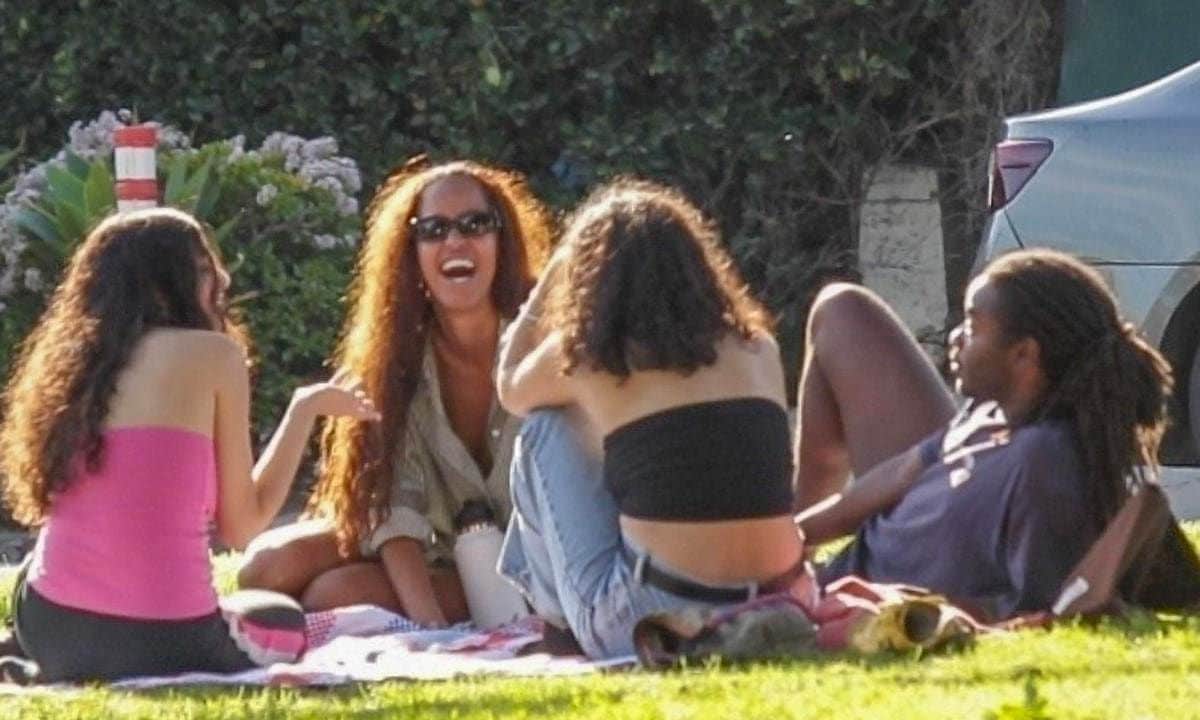 Malia Obama and friends