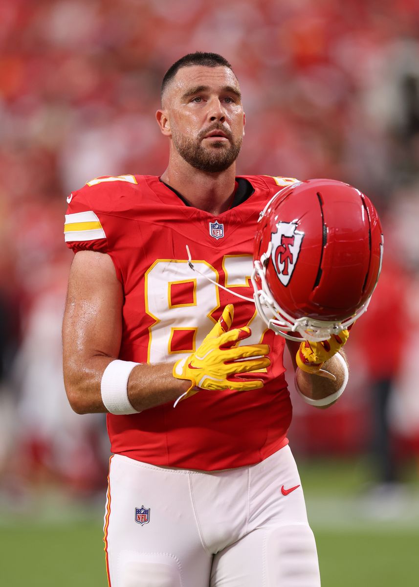 Travis Kelce #87 of the Kansas City Chiefs warms up prior to the game