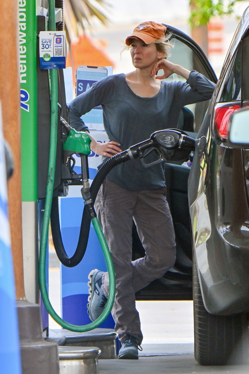 BRENTWOOD, CA - JULY 30: RenÃ©e Zellweger is seen on July 30, 2023 in Brentwood, California. (Photo by MEGA/GC Images)