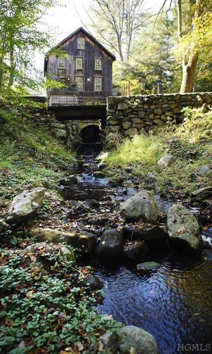 Zoe Kravitz buys historic retreat for $1.45 million