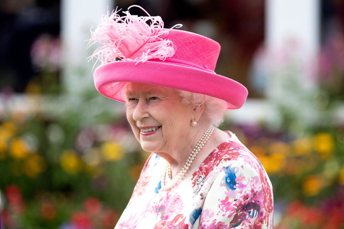 La reina Isabel II de Gran Bretaña organiza la fiesta anual en el jardín del Palacio de Holyroodhouse en Edimburgo el 4 de julio de 2018.