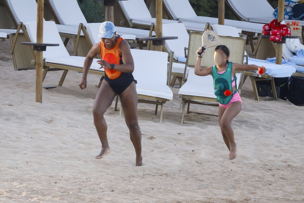 Serena and her daughter Olympia had fun on the beach playing sticky dodgeball