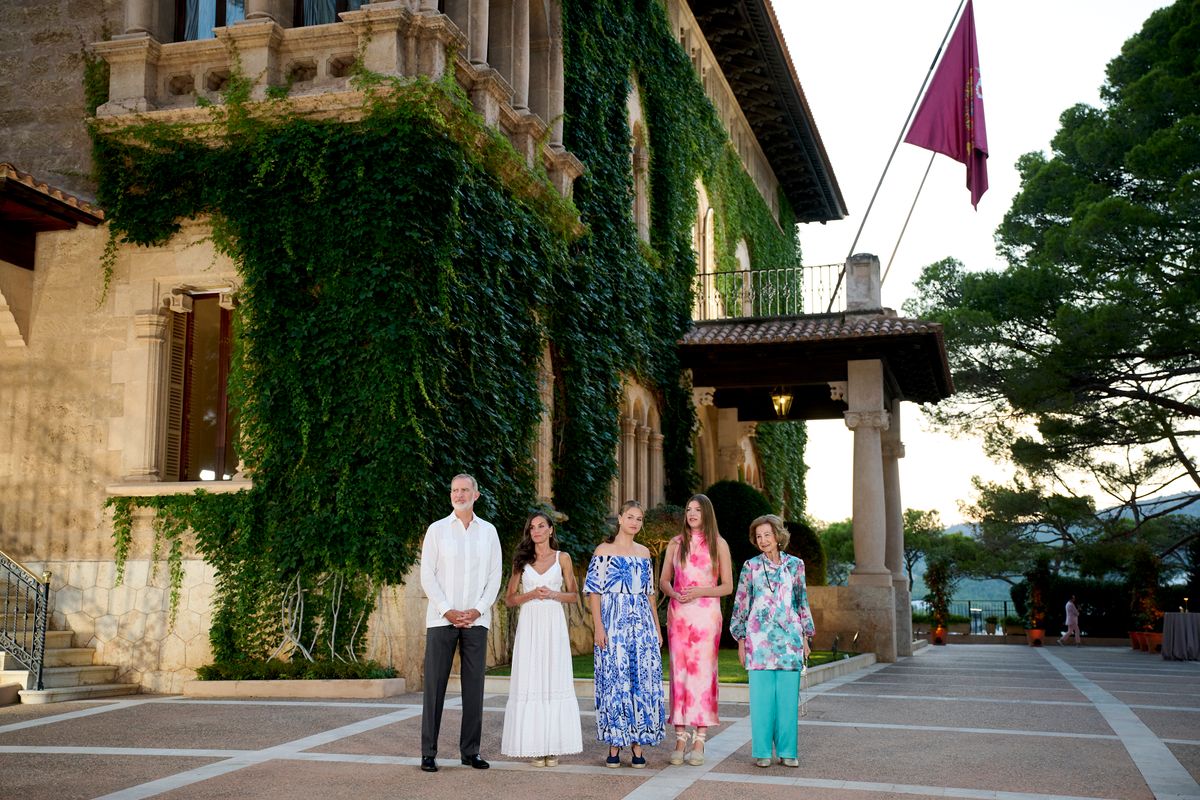 (L-R) King Felipe VI of Spain, Queen Letizia of Spain, Crown Princess Leonor of Spain, Princess Sofia of Spain and Queen Sofia host a dinner for authorities at Marivent Palace on August 04, 2025 in Palma de Mallorca, Spain. 