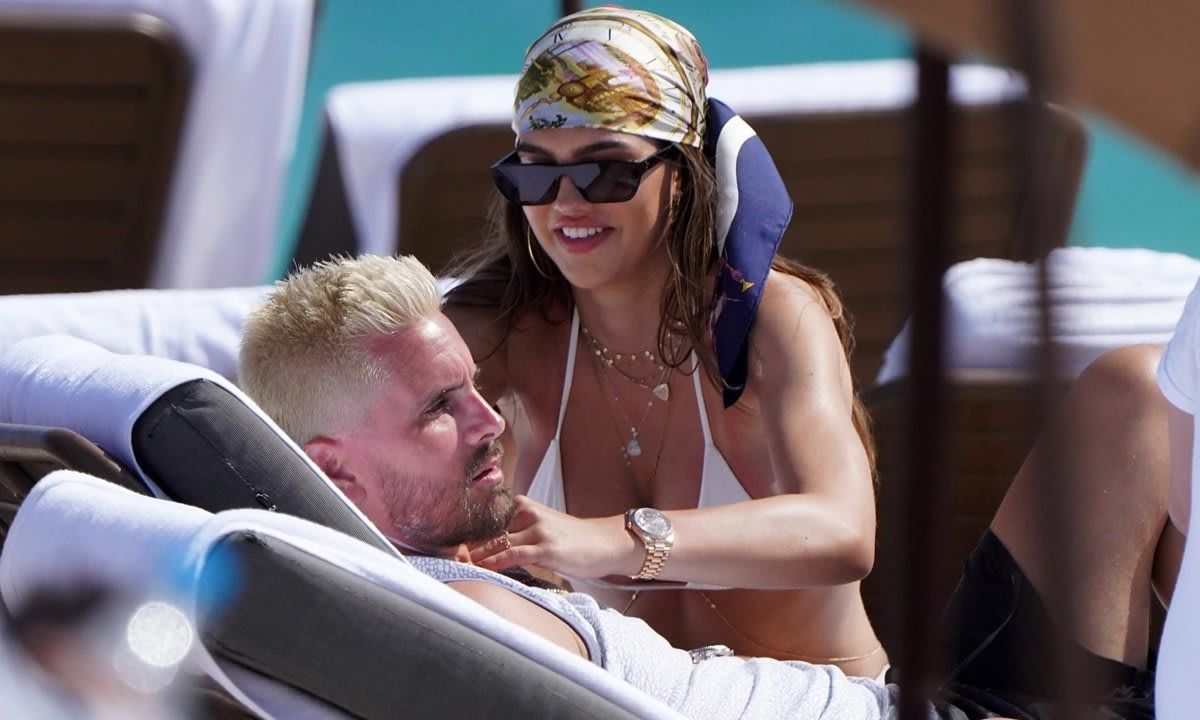 Scott Disick at the beach with Amelia Hamlin
