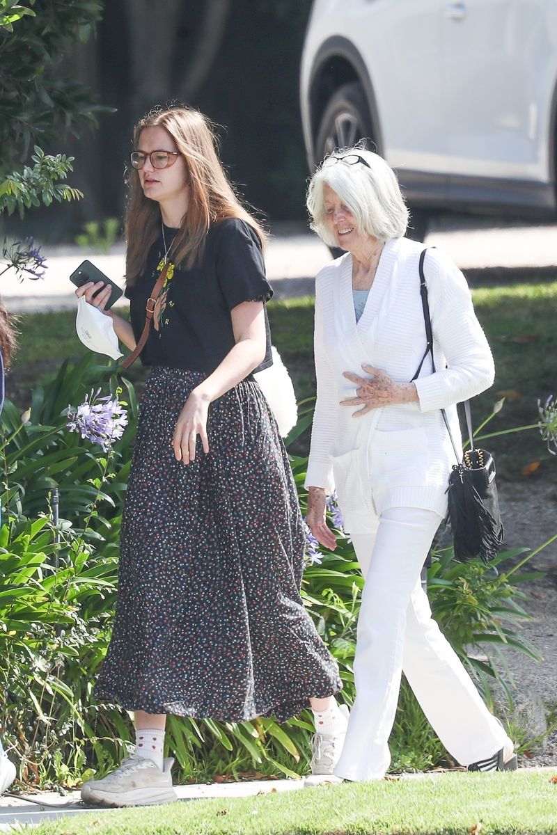 Violet Affleck is seen in Brentwood, having a stroll with her grandmother and a friend, carrying once again her 500 Chloe bucket bag after the controversy about criticising rich people behavior like her parents Jennifer Garner and Ben Affleck and then contradict herself in several occasions.
***
Violet Affleck fue vista en Brentwood paseando con su abuela y una amiga, luciendo una vez más su bolso cubo Chloe de 500 tras la polémica por criticar el comportamiento de personas adineradas como sus padres, Jennifer Garner y Ben Affleck, y luego contradecirse en varias ocasiones.