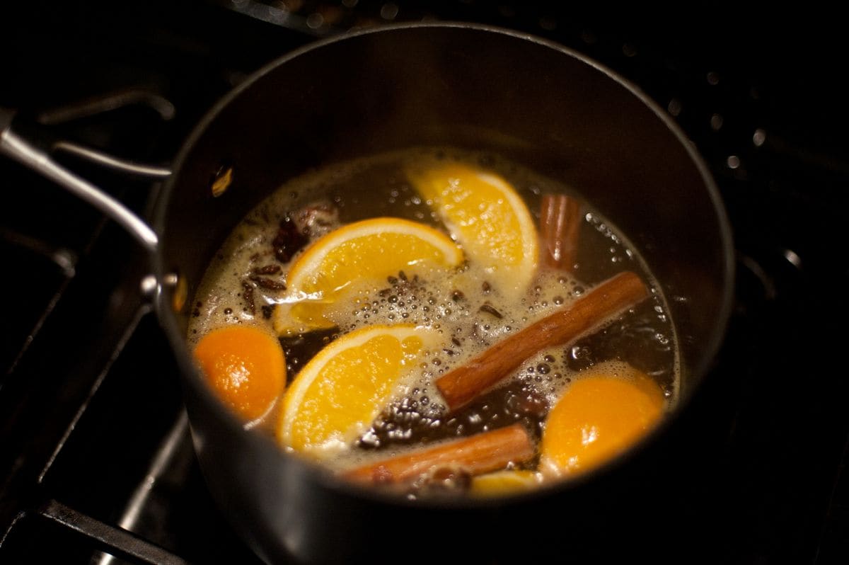 Cinnamon, oranges, cloves and star anise.