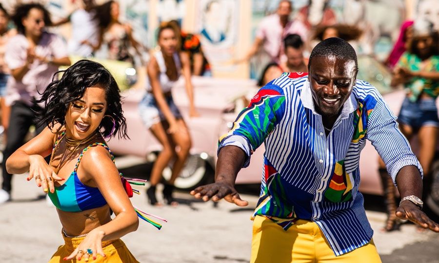 Becky G and Akon Como No video 