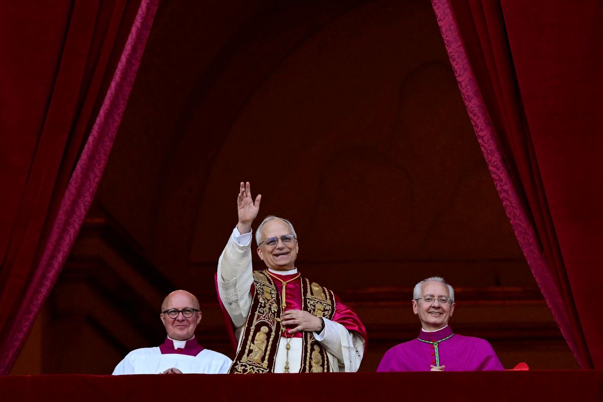 El recién elegido Papa Leo XIV, Robert Prevost se dirige a la multitud del principal balcón central de la Basílica de San Pedro por primera vez, después de que los Cardenales terminaron el Cónclave, en el Vaticano, el 8 de mayo de 2025. Robert Francis Prevost fue el jueves el primer Papa de los Estados Unidos, anunció el Vaticano. Un moderado que estaba cerca del Papa Francisco y pasó años como misionero en Perú, se convierte en el pontífice del 267 de la Iglesia Católica, tomando el nombre papal Leo XIV. (Foto de Tiziana Fabi / AFP) (Foto de Tiziana Fabi / AFP a través de Getty Images)          