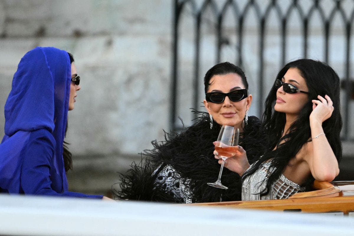 Kendall Jenner wore a 1991 Thierry Mugler blazer minidress in cobalt blue in Venice