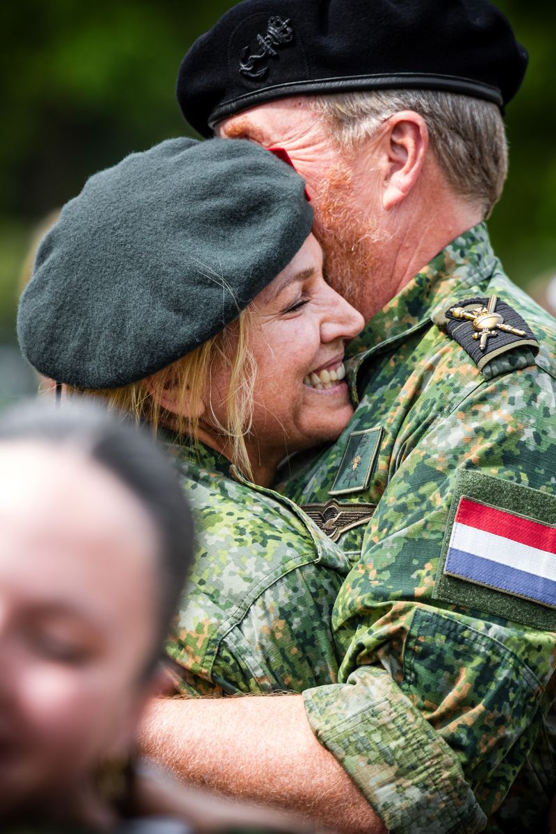 La reina Máxima comparte un sentido abrazo con el rey Willem-Alexander mientras la familia real celebra su hito militar.