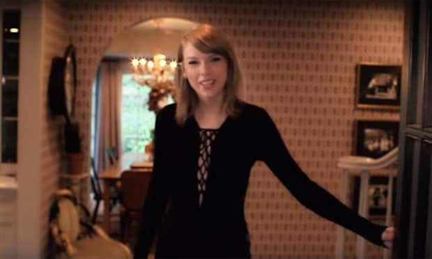 Taylor threw open the doors to her Beverly Hills home to answer 73 questions for Vogue.<br /><br />
Photo: Vogue