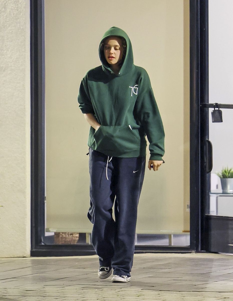 Shiloh Jolie leaving the hospital in May 2025