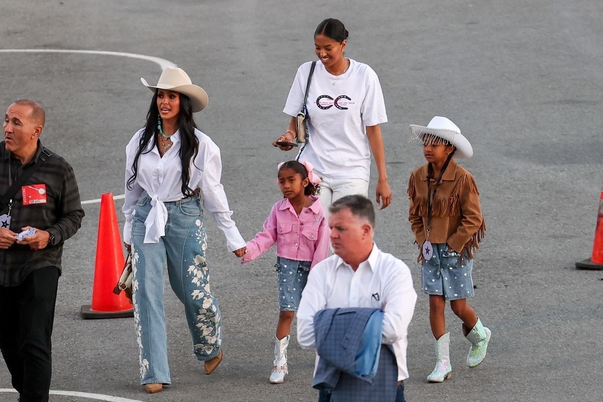 Vanessa and her daughters at Beyoncé's final concert in LA