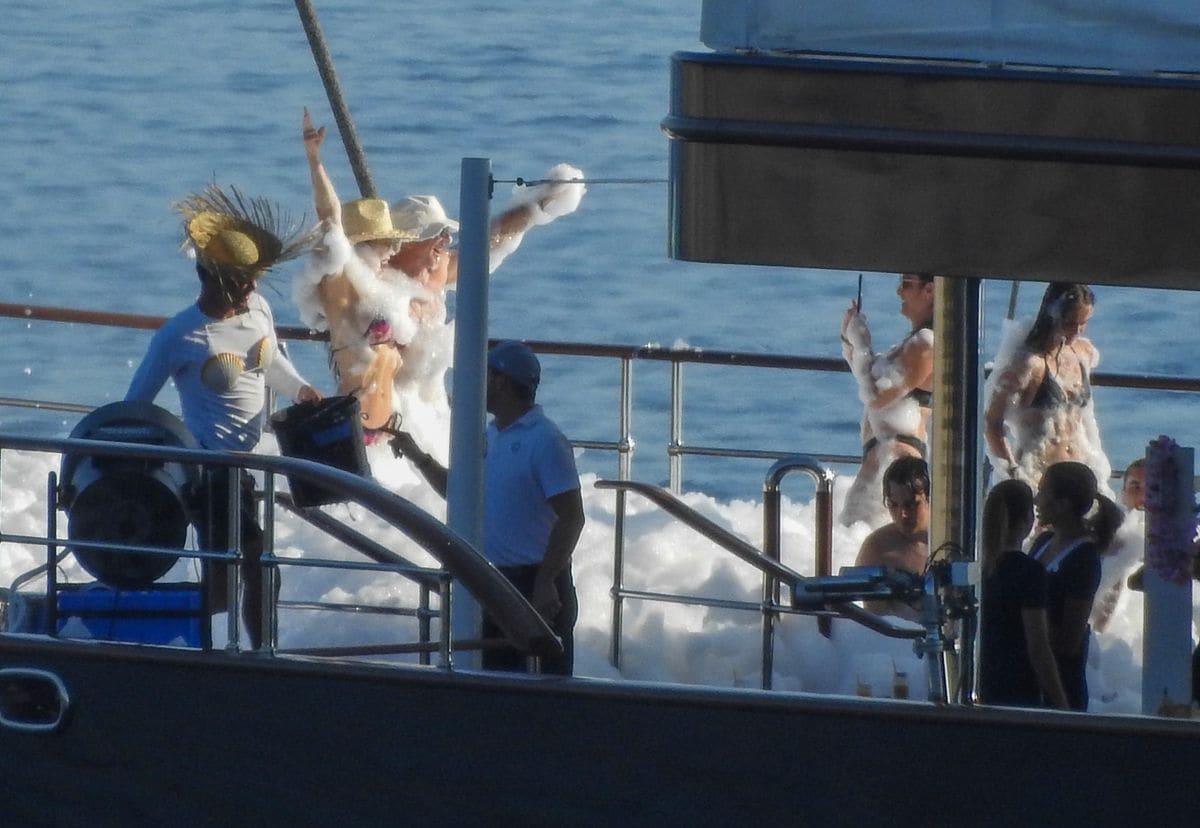
Jeff Bezos and Lauren Sánchez hosted a sunset foam party aboard their superyacht Koru near the island of Cres, in Croatia, reportedly to celebrate Laurens son Evans 19th birthday  just days before their Italian wedding.
***
Jeff Bezos y Lauren Sánchez organizaron una fiesta de espuma al atardecer en su superyate Koru, cerca de la isla de Cres, en Croacia, aparentemente para festejar el cumpleaños número 19 del hijo de Lauren, Evan, a pocos días de su boda en Italia.