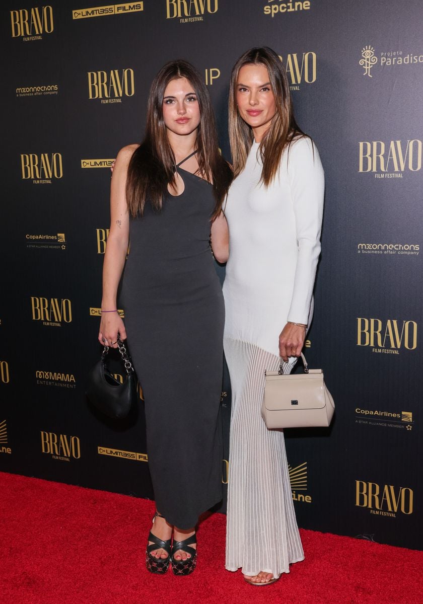 Both mother and daughter wore their brunette hair down, keeping their beauty looks simple and natural