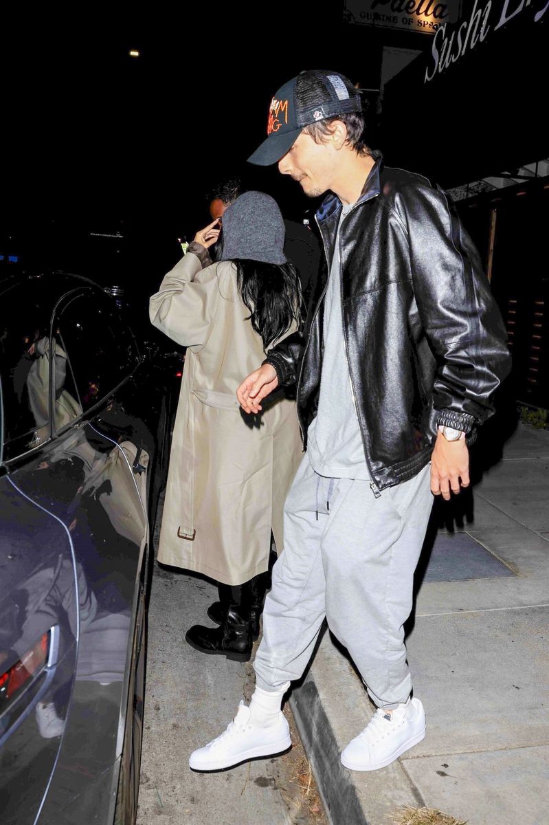 Kylie Jenner and Timothée Chalamet were spotted enjoying a low-key sushi dinner at Sushi Enya in Los Angeles, with Kendall Jenner tagging along as the third wheel. The trio appeared relaxed as they dined together in the quiet restaurant.
****
Los Ángeles, CA, 20 de enero de 2026. Kylie Jenner y Timothée Chalamet fueron vistos disfrutando de una cena tranquila de sushi en Sushi Enya en Los Ángeles, con Kendall Jenner acompañándolos como "tercera rueda". Los tres se veían relajados mientras cenaban juntos en el restaurante tranquilo.