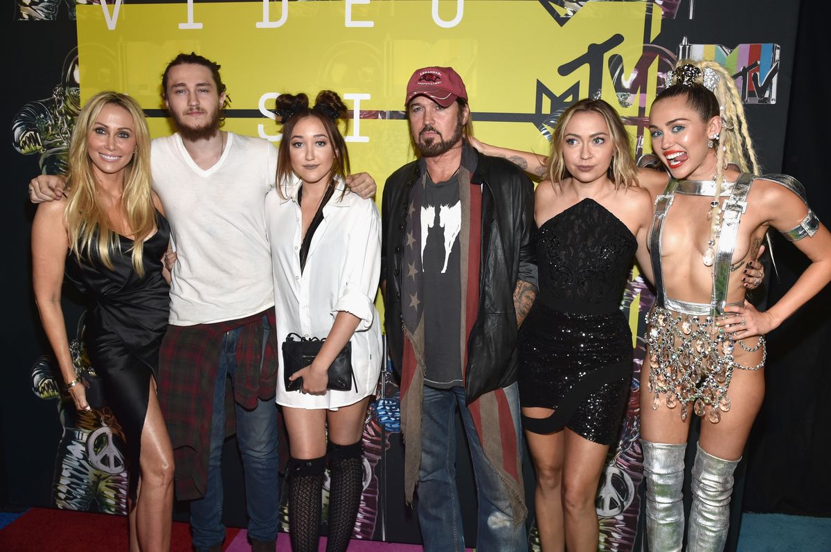 Producer Tish Cyrus, actors Braison Cyrus, Noah Cyrus, recording artist Billy Ray Cyrus, actress Brandi Glenn Cyrus and host Miley Cyrus attend the 2015 MTV Video Music Awards 