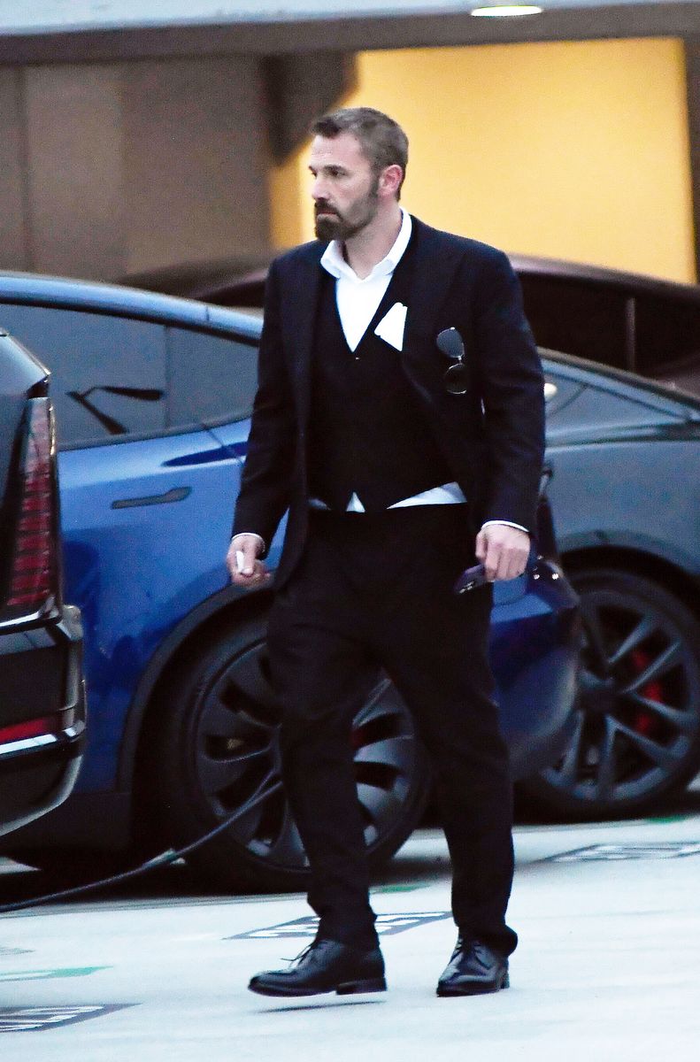 Ben Affleck looks elegant with Jennifer Garner in latest outing in Los Angeles