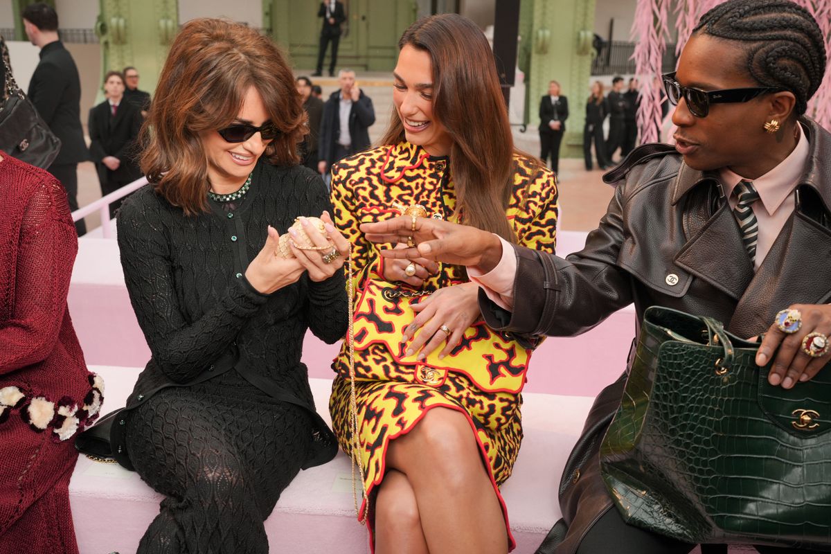 Penélope shared the space with Dua Lipa, who wore a striking yellow-and-red geometric suit evoking the boldness of the 1980s, and the two divas wasted no time showing their camaraderie.