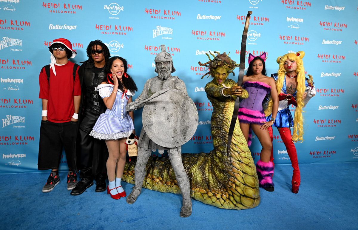 Like her mother, Lou is a lover of Halloween. In 2025, she posed alongside Johan Samuel, Henry Samuel, Kayla Betulius, Tom Kaulitz, Heidi Klum, Lou Samuel and Bill Kaulitz