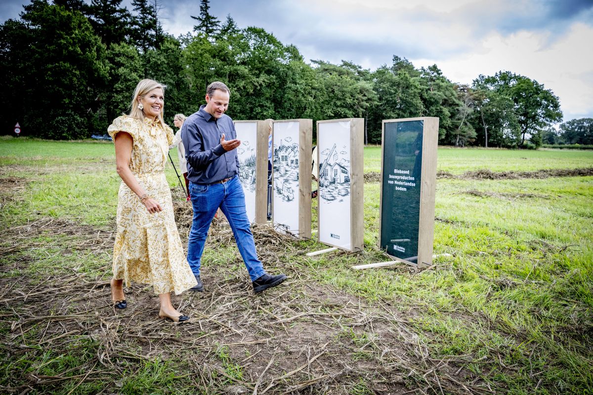 The mom of three stood out in a romantic cream-and-gold printed ensemble while getting an up-close look at the harvesting process.