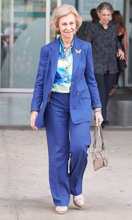Queen Sofia visits husband at hospital