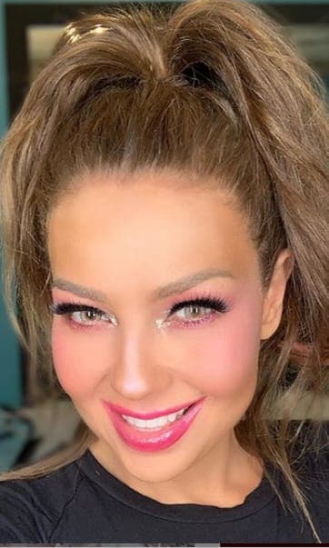 Thalía con cola de caballo y pestañas largas de impacto