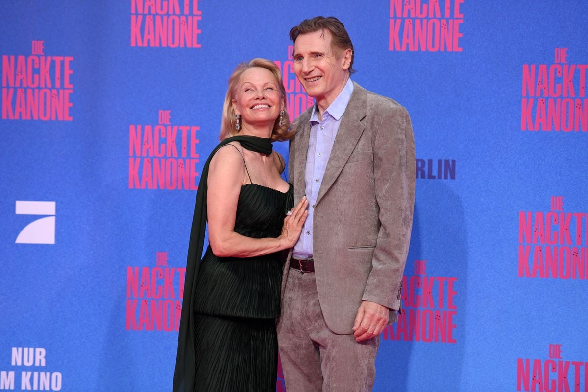 Pamela Anderson and british-irish actor Liam Neeson at the Berlin premiere of the movie "The Naked Gun"