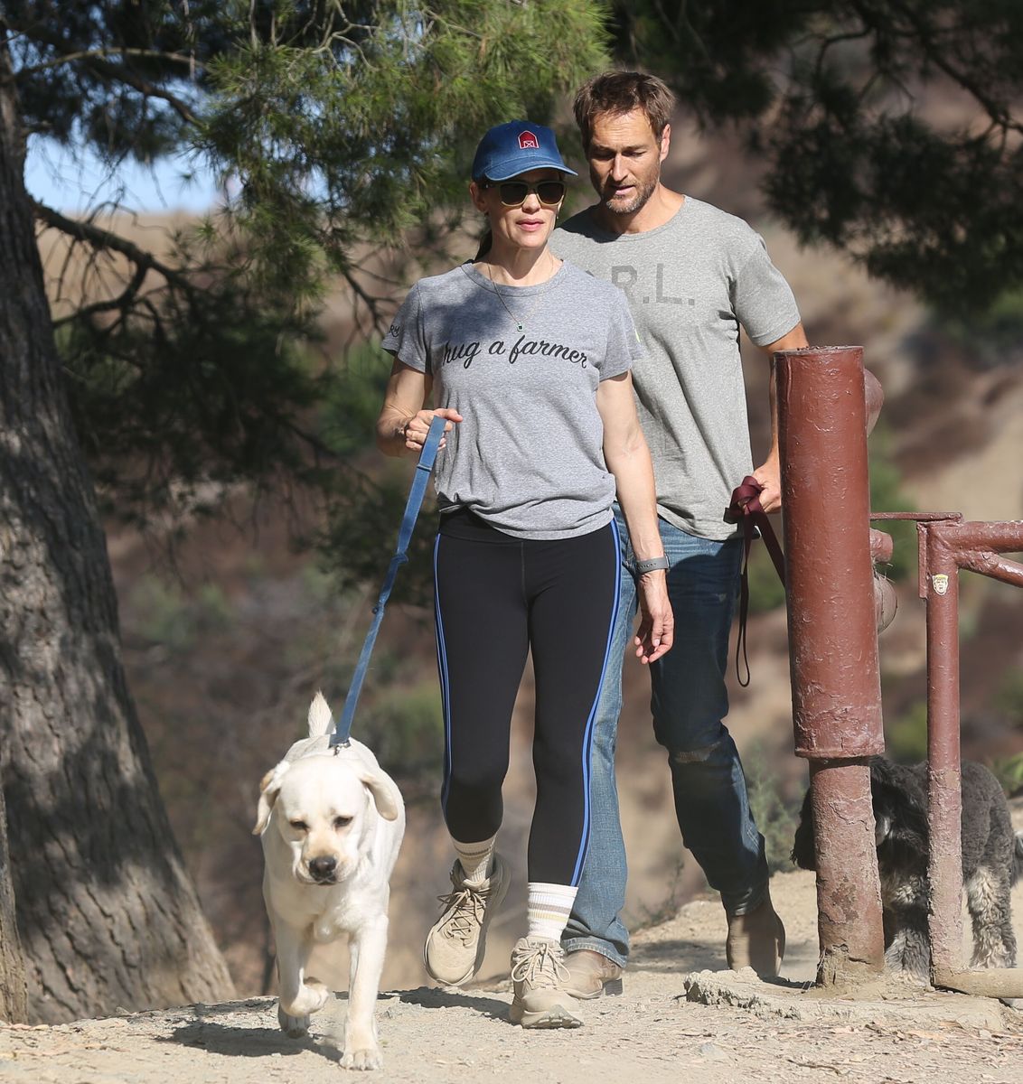 
Big Day coming! Jennifer Garner and John Miller look closer and closer to tie the knot as they spend another week end together here walking their dogs in Brentwood August 9 2026 ****

¡Se acerca el gran día! Jennifer Garner y John Miller parecen cada vez más cerca de llegar al altar mientras pasan otro fin de semana juntos, en esta ocasión paseando a sus perros en Brentwood el 9 de agosto de 2026.