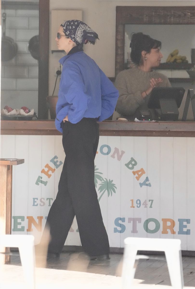 Jacob Elordi & Kendall Jenner spotted together walking the dog in Byron Bay. The cute couple was seen hugging at a little cafe in town, where they spent some time grabbing breakfast. 