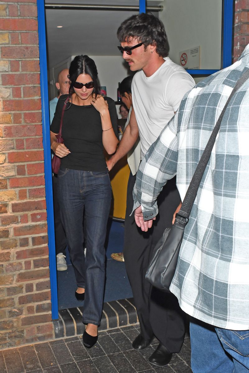 Photo © 2026 Splash News/The Grosby Group
PREMIUM EXCLUSIVE
Hammersmith, west London, Date not provided, Year not provided Jacob Elordi and Kendall Jenner left a dinner date at the River Cafe, with Elordi placing his hand on Jenners derriere as they walked out. The couples outing follows their reported Coachella debut earlier this year and another recent London date night where they were seen holding hands. The Michelin-starred Italian restaurant has also previously hosted Jenners sister Kim Kardashian.***Jacob Elordi y Kendall Jenner salieron de una cena en el River Cafe, donde Elordi colocó la mano sobre el trasero de Jenner mientras abandonaban el restaurante. La salida se produce después de su reportado debut como pareja en Coachella y de otra reciente cita nocturna en Londres en la que fueron vistos tomados de la mano. El restaurante italiano con estrella Michelin también ha recibido anteriormente a Kim Kardashian, hermana de Jenner.