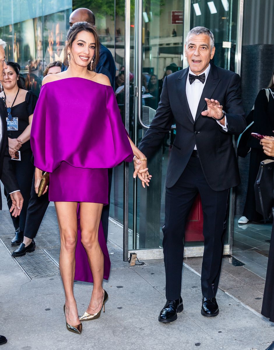 Amal elevated the look with metallic gold pointed-toe pumps and a matching clutch, creating a polished contrast that brought a luxe finish to the ensemble.