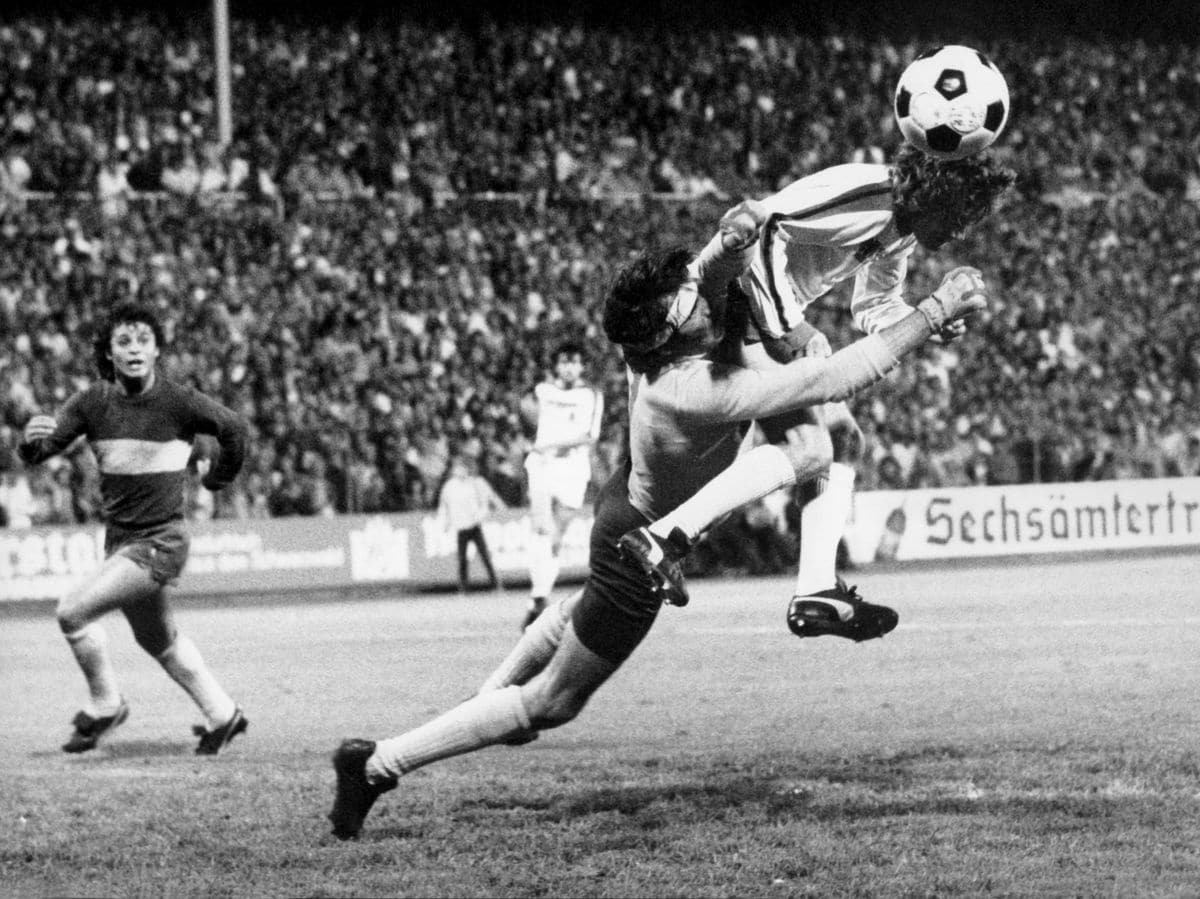 Hugo Gatti blocks Allan Simonsen’s header as Boca Juniors beat Borussia Mönchengladbach 3–0 in the 1978 Intercontinental Cup second leg