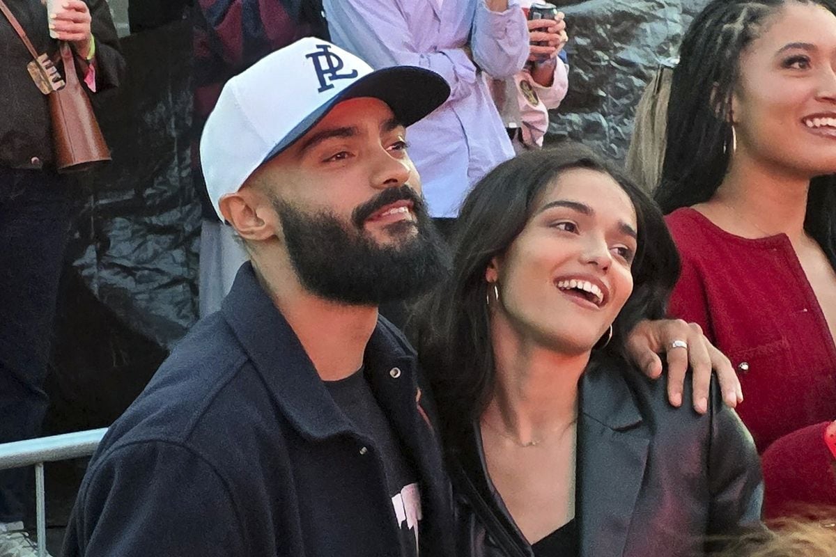 
Rachel Zegler was seen sharing a passionate kiss with a mystery man while enjoying Sabrina Carpenter's headline performance at the American Express presents BST Hyde Park Festival. The Snow White star, who has been in London starring as Eva Peron in the musical Evita, appeared to debut a new romance at the event. This comes eight months after rumors of her split from boyfriend Josh Andrés Rivera, though the couple never confirmed their breakup. ****
Rachel Zegler fue vista compartiendo un beso apasionado con un hombre misterioso mientras disfrutaba de la actuación principal de Sabrina Carpenter en el American Express presents BST Hyde Park Festival. La estrella de Blanca Nieves, que se encuentra en Londres interpretando a Eva Perón en el musical Evita, pareció presentar su nueva relación en el evento. Esto ocurre ocho meses después de los rumores sobre su ruptura con Josh Andrés Rivera, aunque la pareja nunca confirmó su separación.