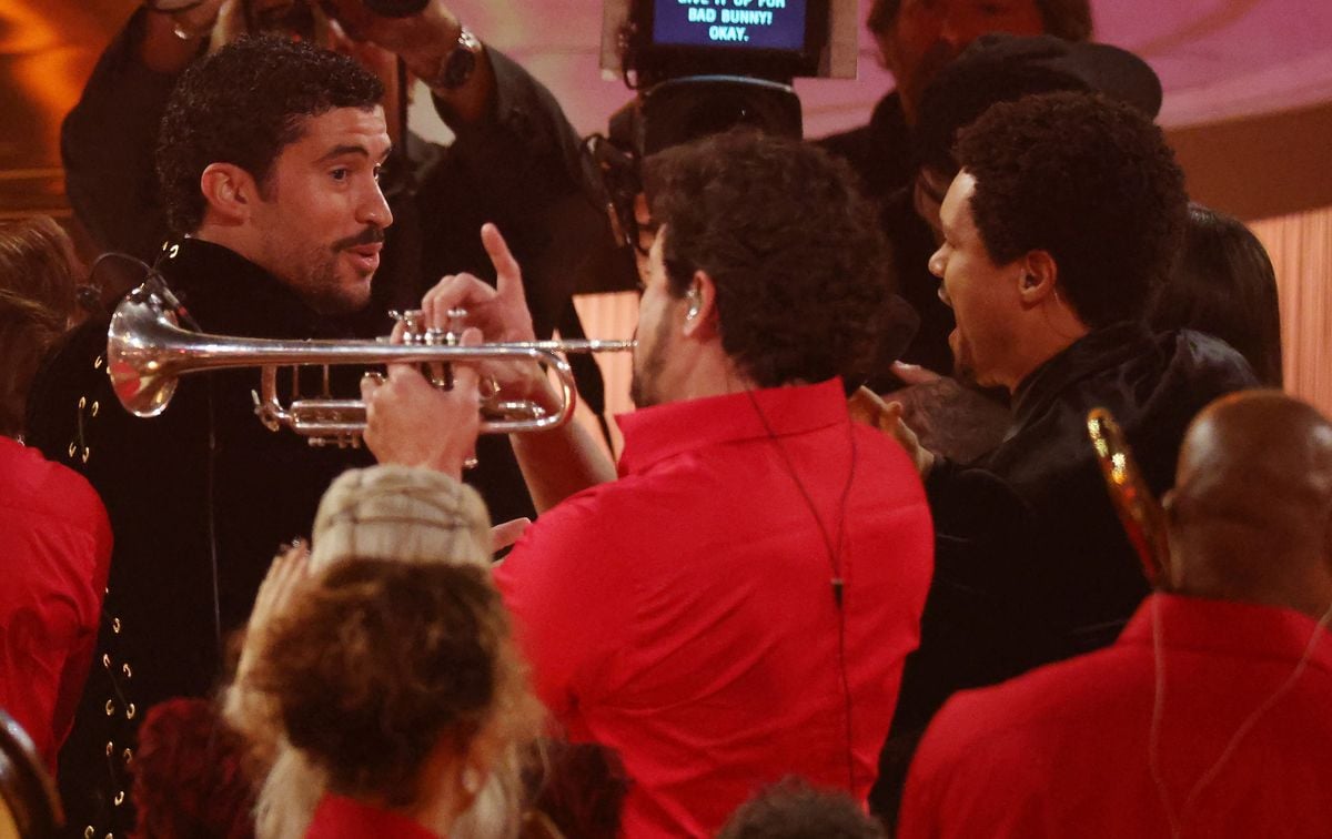 To escalate the humor, Noah brought out a live band, still respecting the contractual line.