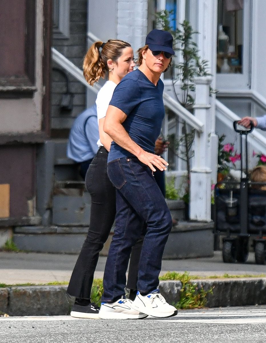 Tom Cruise and Ana de Armas appear to confirm romantic relationship on weekend get-a-way in Vermont. The 63 year old actor and the 37 year old actress held hands while strolling the picturesque downtown to visit a few shops and attractions. Tom has kept a low profile with his dating life since his high-profile split from Katie Holmes in 2012****
Tom Cruise y Ana de Armas parecen confirmar su relación romántica durante una escapada de fin de semana en Vermont. El actor de 63 años y la actriz de 37 fueron vistos tomados de la mano mientras paseaban por el pintoresco centro del pueblo, visitando algunas tiendas y atracciones. Tom ha mantenido un perfil bajo en su vida amorosa desde su sonada separación de Katie Holmes en 2012.