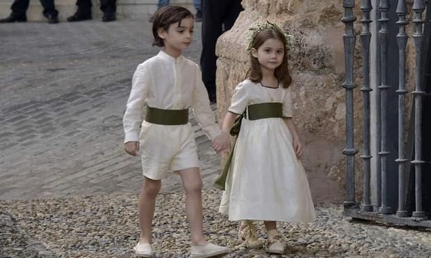 The bride's page boys and flower girls were dressed in cream and olive colored outfits. The young girls also wore flower crowns in their hair.
<br>Photo: Gtres